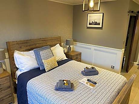 Family room-Superior-Ensuite with Shower-No window