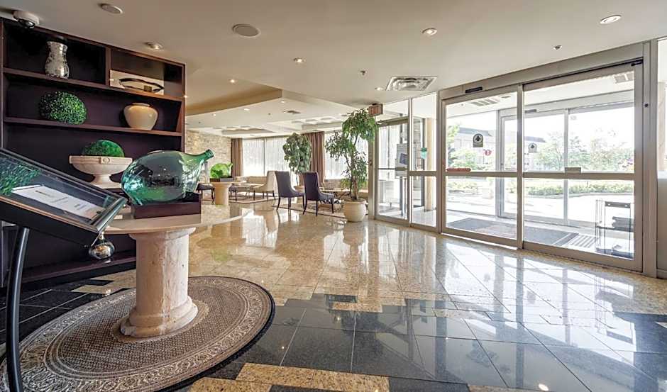 Monte Carlo Inns Airport Suites