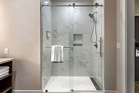 King Suite with Sofabed - Disability Access/Non Smoking