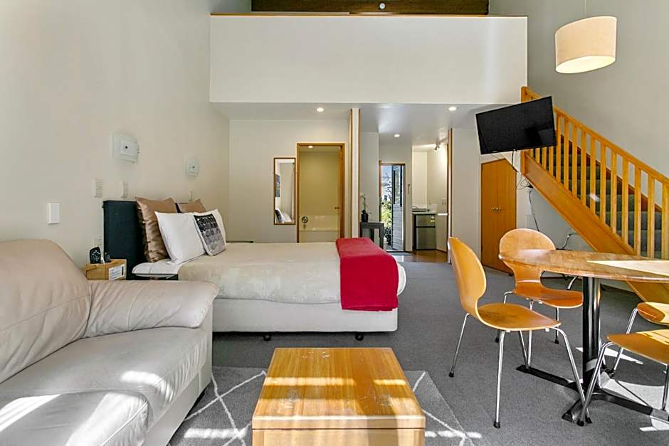 Cascades Lakefront Motel