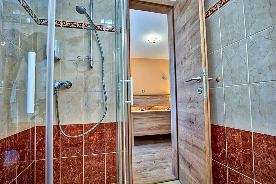 Hiša Linhart, Hotel & Restaurant