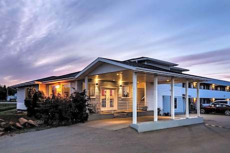 Super 8 by Wyndham Smoky Lake