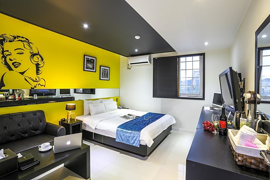 Hotel 99
