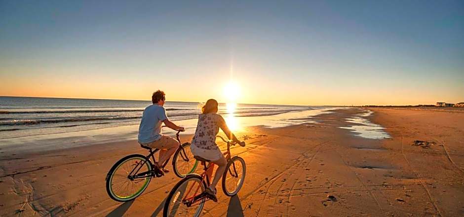 ON ISLAND Ocean View Beachy Studio in Campy 1970s Converted Motel