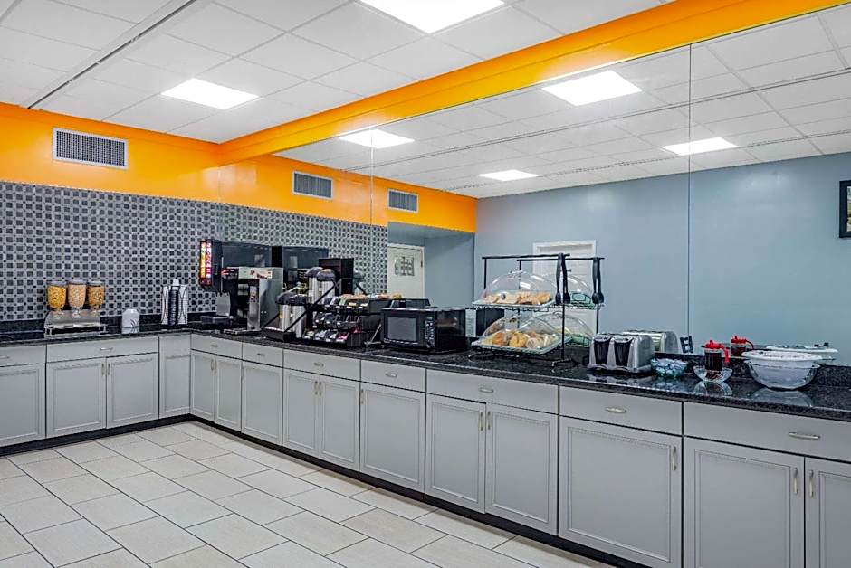 Howard Johnson by Wyndham Staunton