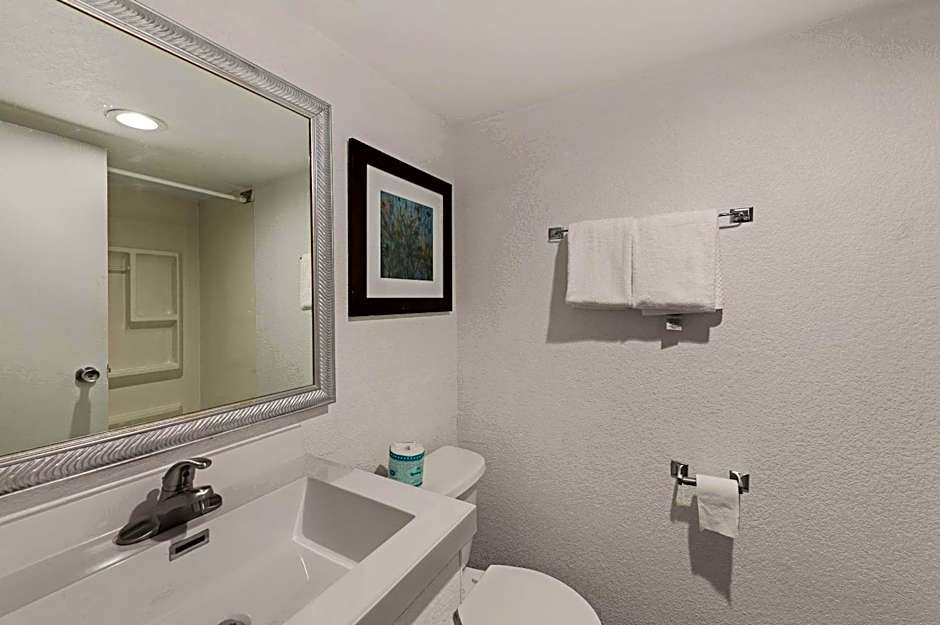 Quality Inn & Suites near I-480 and I-29