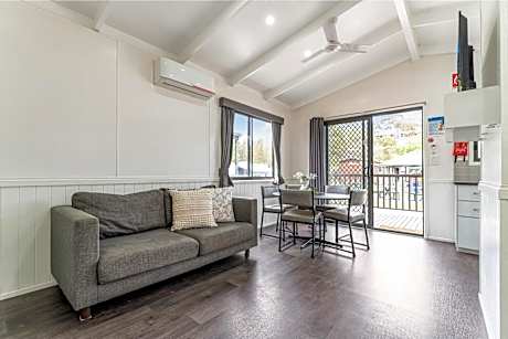 Deluxe Cabin (2BR) - Sleeps 5