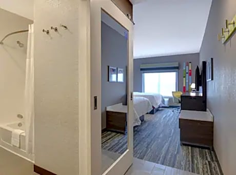 2 Queen Room Fridge And Microwave