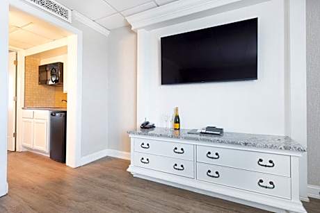 King w/ Sleeper Sofa Efficiency Suite Sundeck View Exterior Entrance