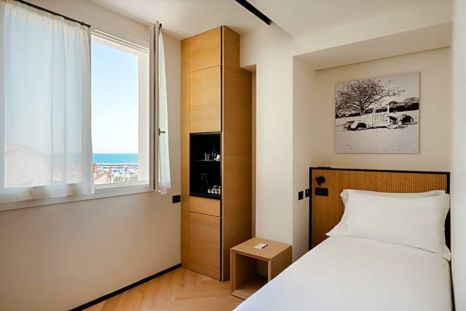 Foto 1 dari 3 — Single Room