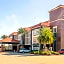 La Quinta Inn & Suites by Wyndham Winnie