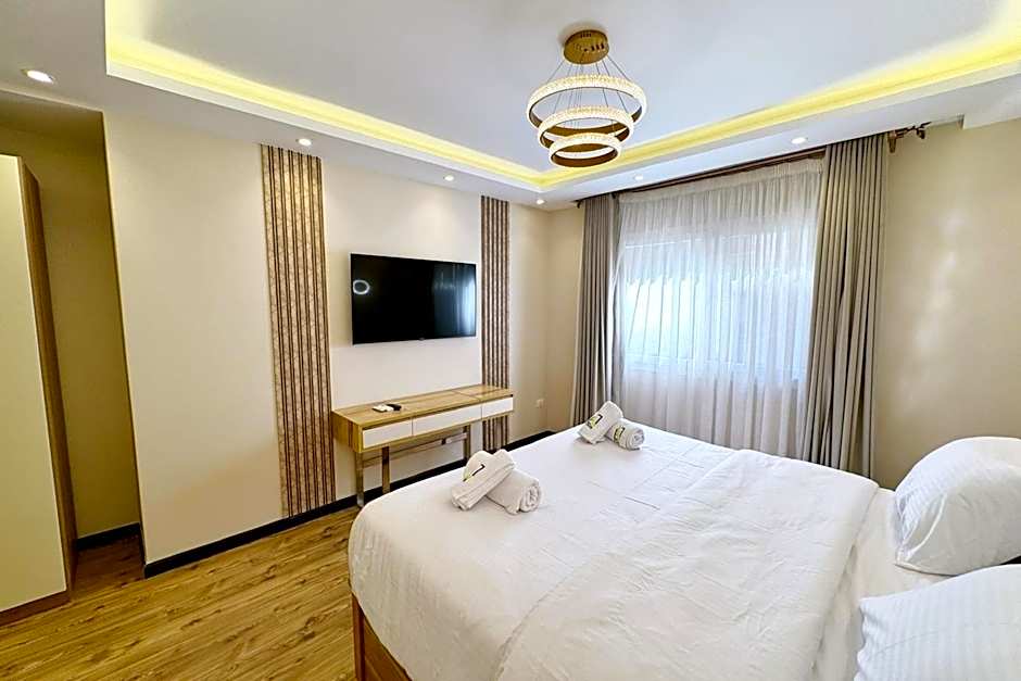 Calm & Classy 2BR - 5 min to Airport