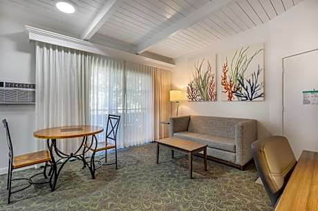 One-Bedroom King Suite with Full Kitchen - Poolside/Non-Smoking