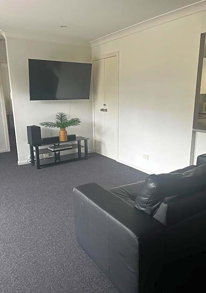 The Oaks Hotel Motel