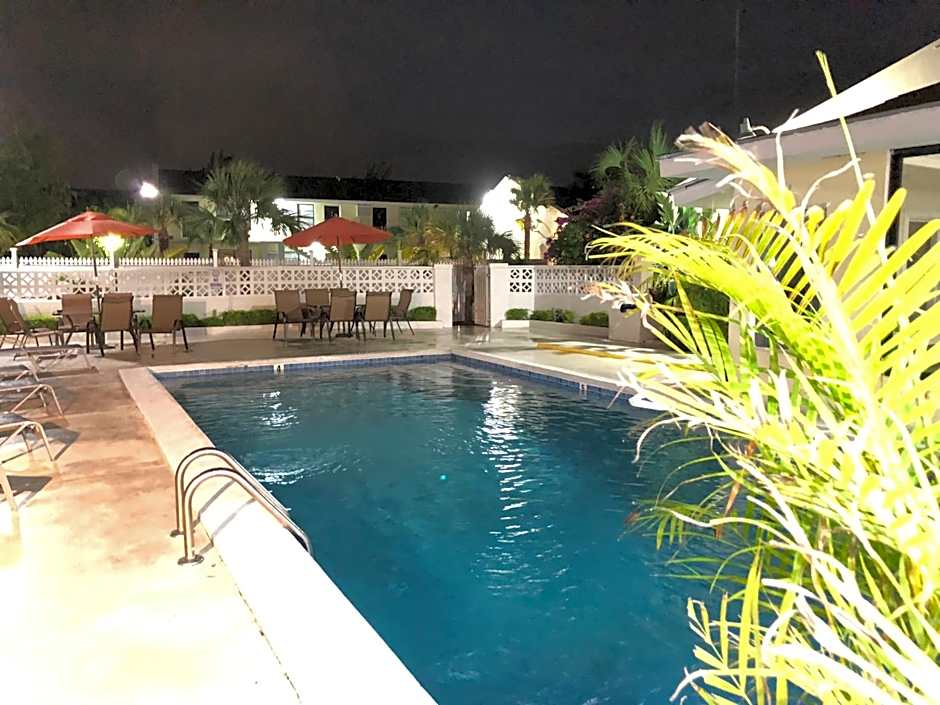 Colony Club Inn & Suites