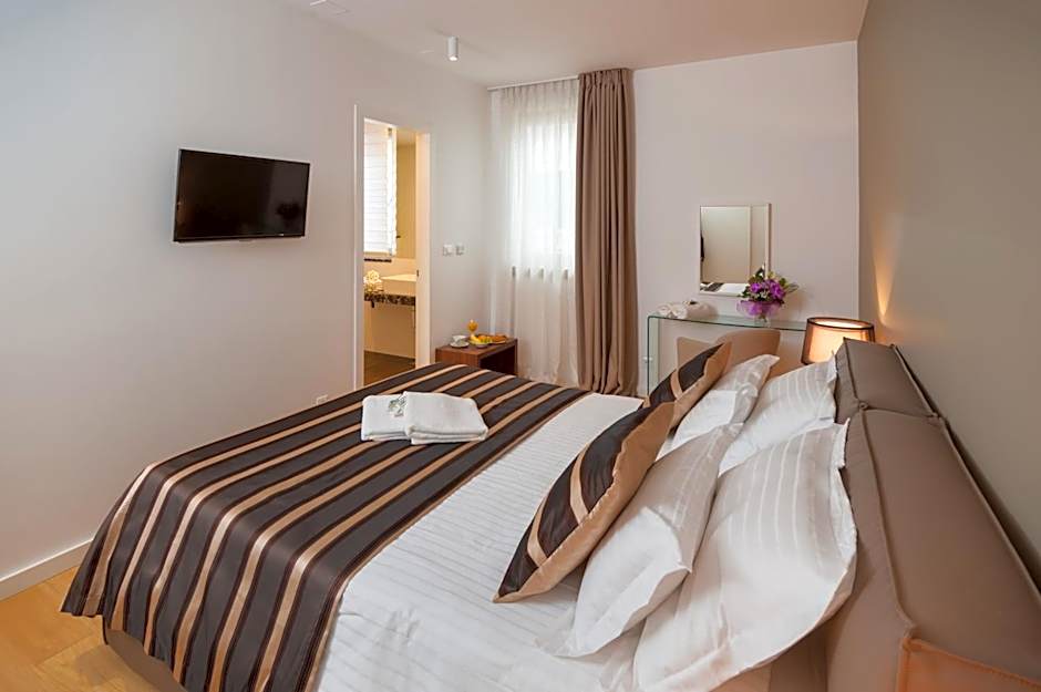 Residence by Vestibul Palace