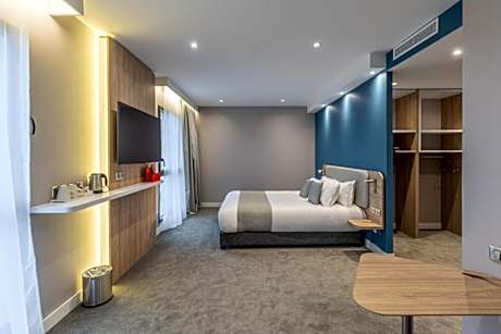 Standard Queen Room - Accessible with Free Breakfast