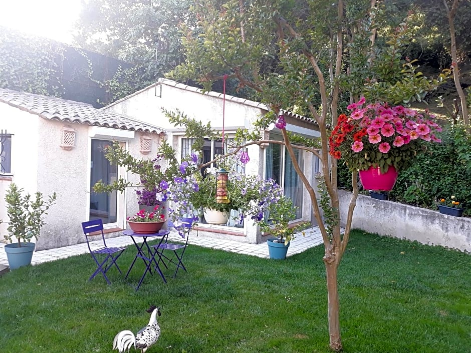 Dans UN JARDIN BB et JACUZZI