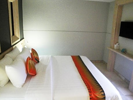 Deluxe Room - Free Drop to Airport