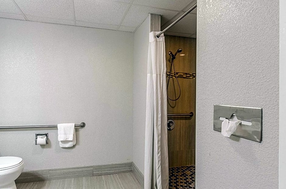 La Casa Inn & Suites-Middleboro