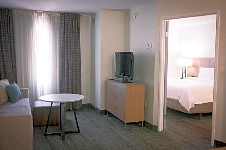 One-Bedroom Queen Suite