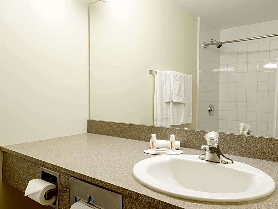 Super 8 by Wyndham Midland