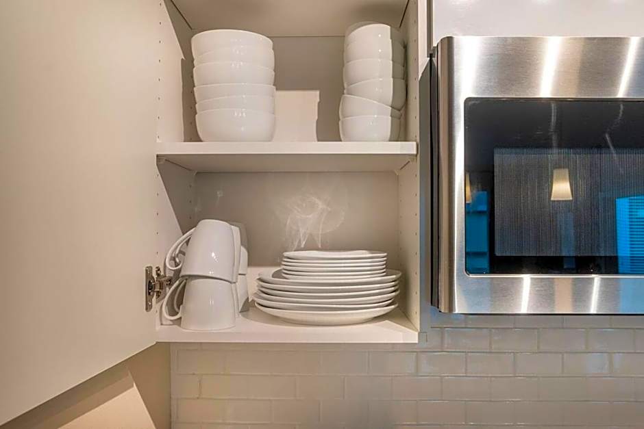 Palm Theme King Bed Paid Garage 55" 4k Smart T