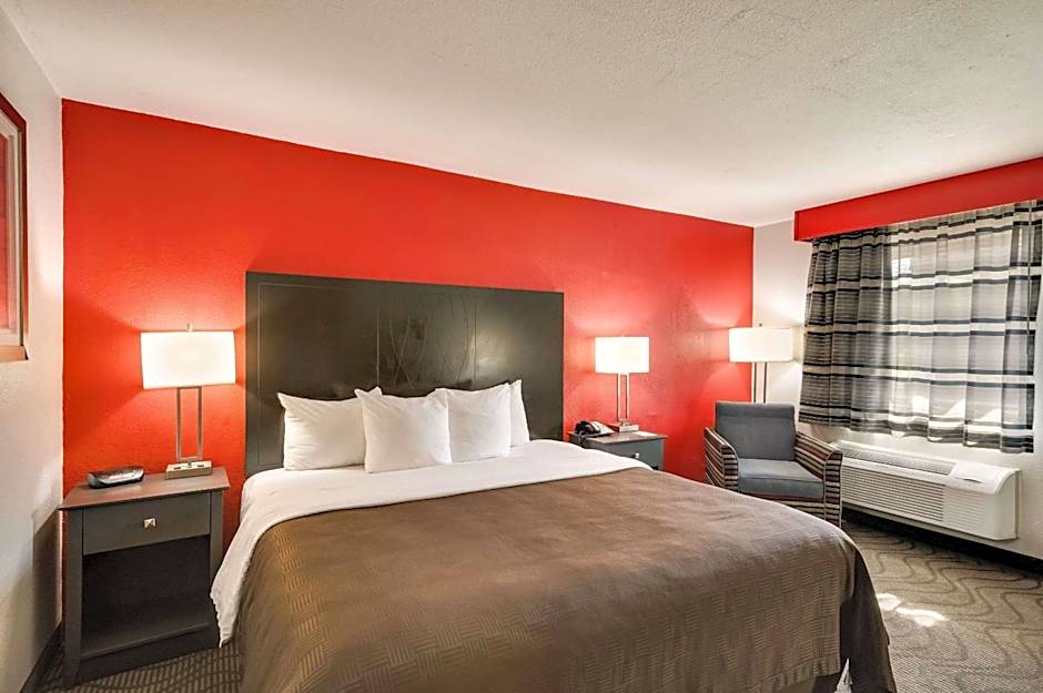 Clarion Inn & Suites Russellville I-40