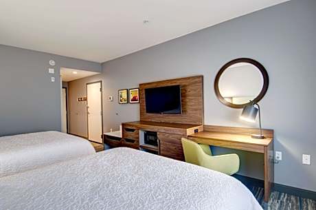 2 Queen Room Fridge And Microwave