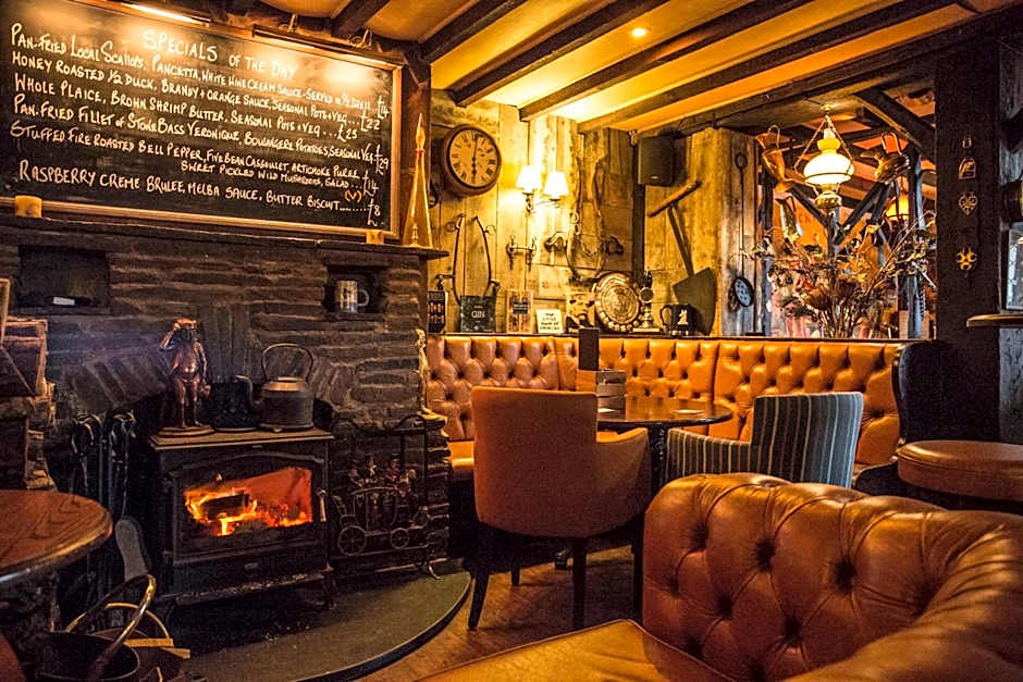 The Pickwick Inn & Oliver's Restaurant