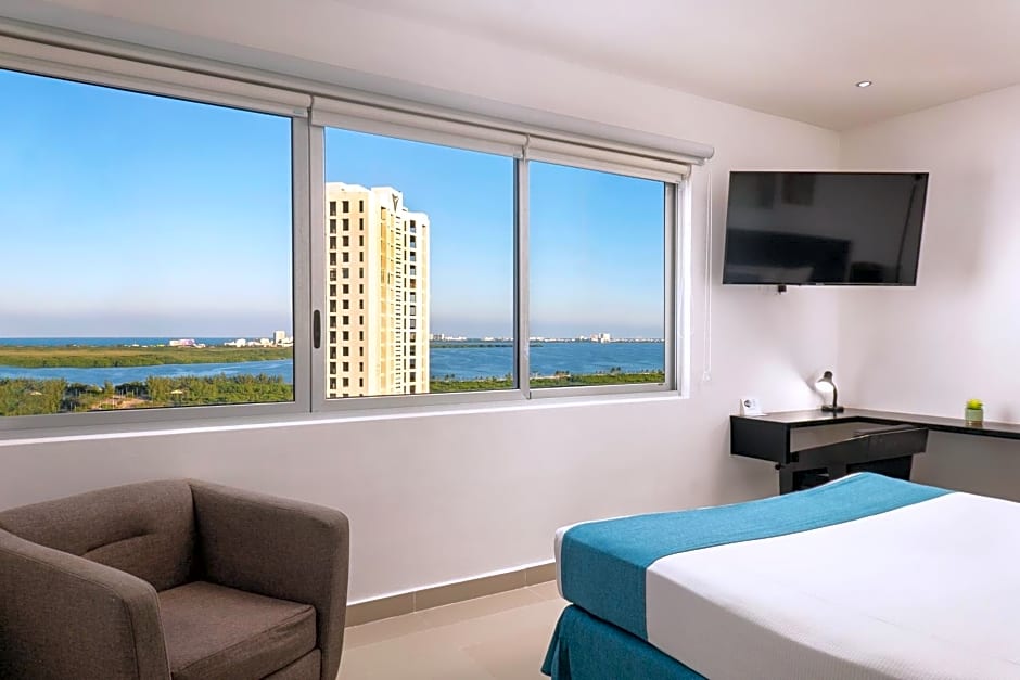 Suites Malecon Cancun