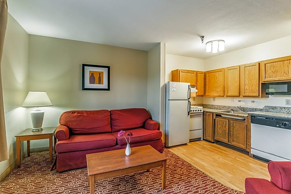HomeTowne Studios & Suites by Red Roof Columbia