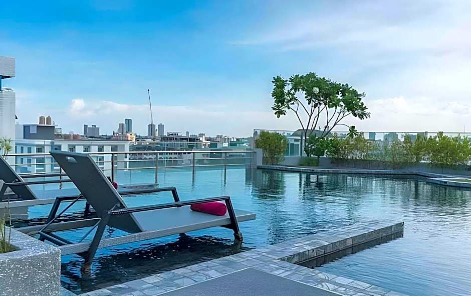 De Botan Srinakarin Hotel & Residence
