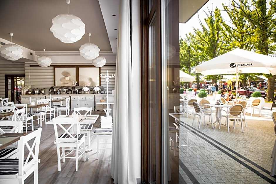 Marina Mielno z widokiem na jezioro