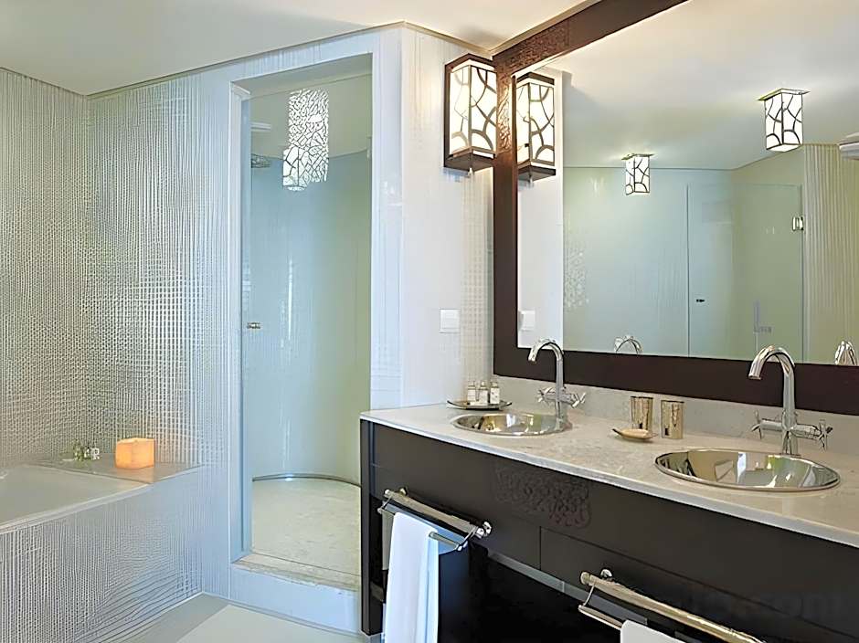 La Renaissance Hotel