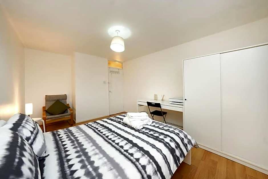 London Oasis Flat with High-Speed Broadband and Free Parking