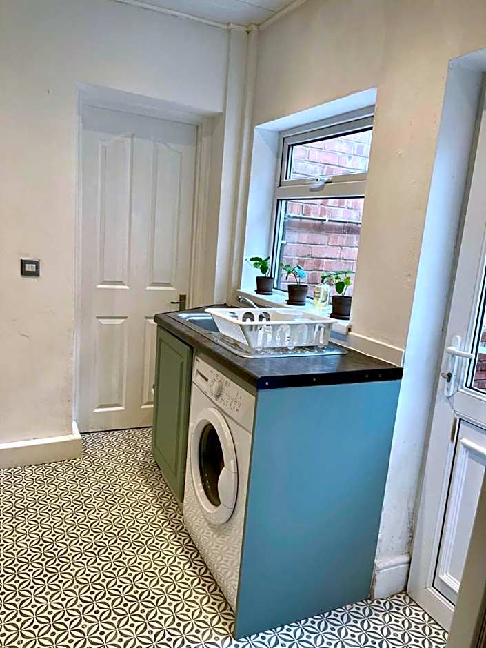 Gorgeous spacious 2 BR home 10 mins to city