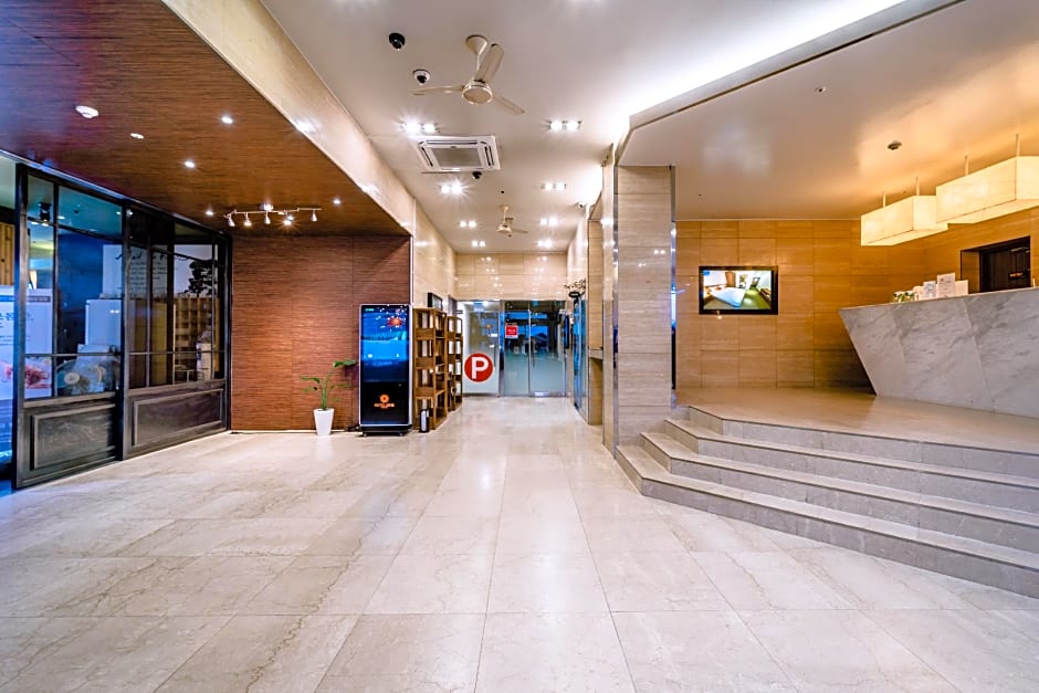 Benikea Chaeseokgang StarHills Hotel