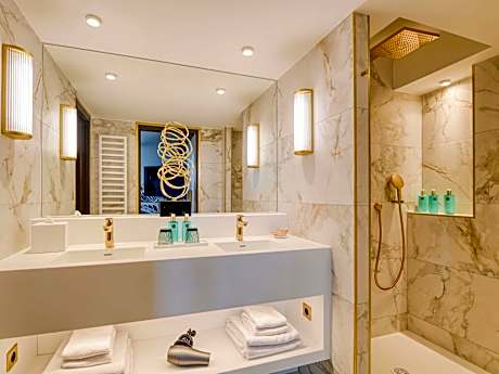 Executive upper floor room with double bed