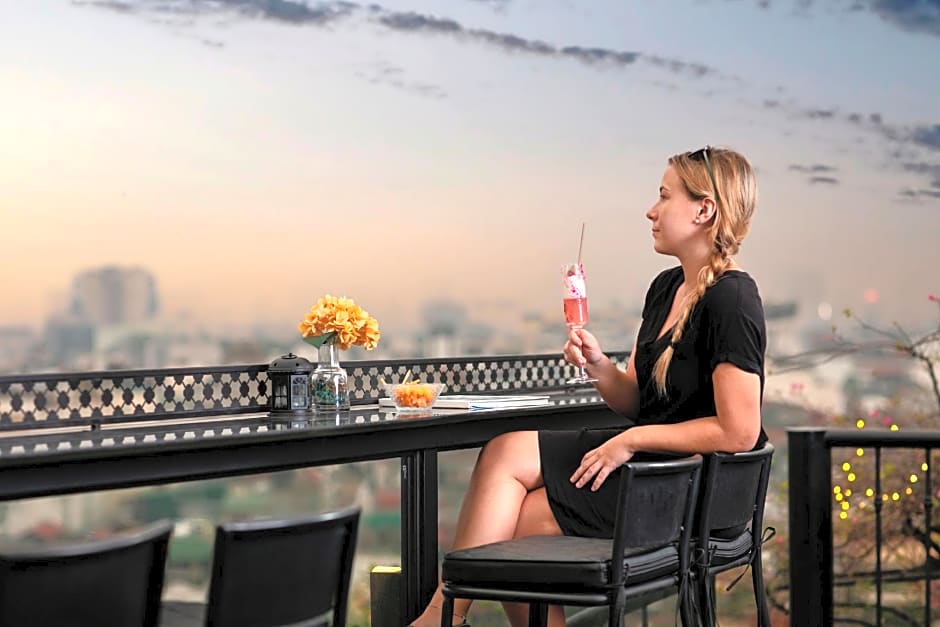 La Mejor Hotel & Sky Bar