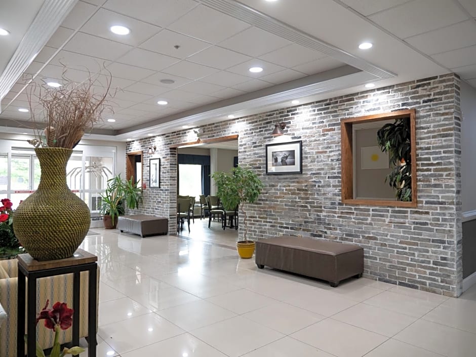 Days Inn & Suites by Wyndham Savannah North I-95