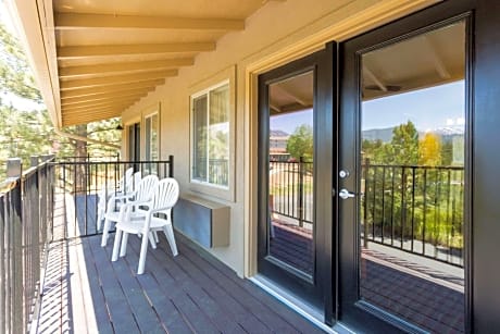 King Room with Balcony - Non-Smoking