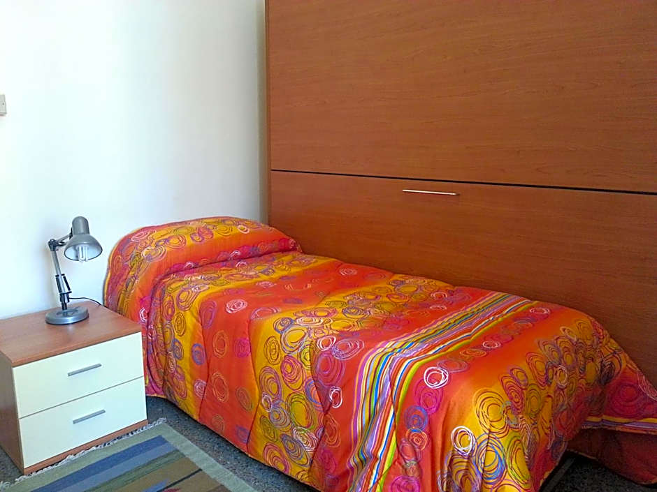 Foto 1 daripada 2 — Single Room