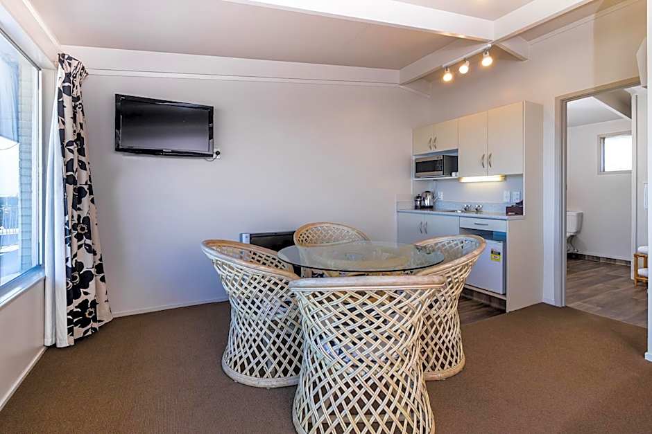 Twin Peaks Lakeside Inn