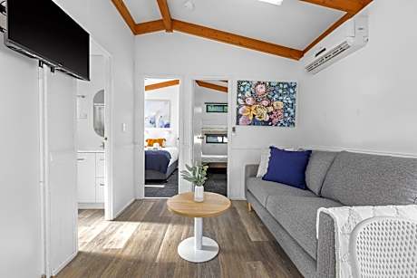 Deluxe Cabin (2BR) - Sleeps 5