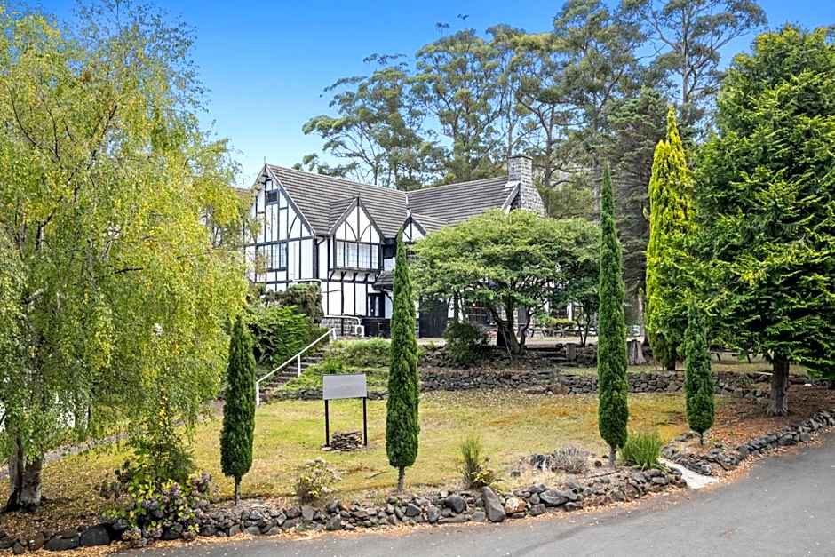 The Fox and Hounds Historic Hotel