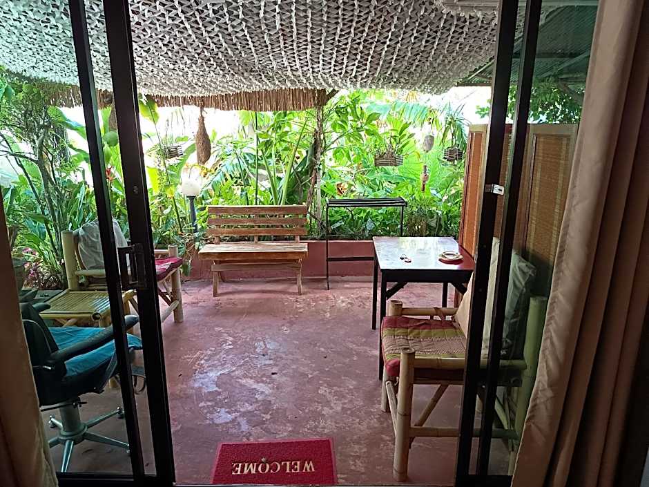 Baan Si Khao yanui