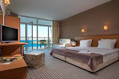 Deluxe Triple Room with Sea View