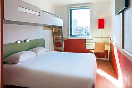 TRIPLE ROOM - 1 QUEEN-SIZE BED AND 1 SINGLE BUN K BED