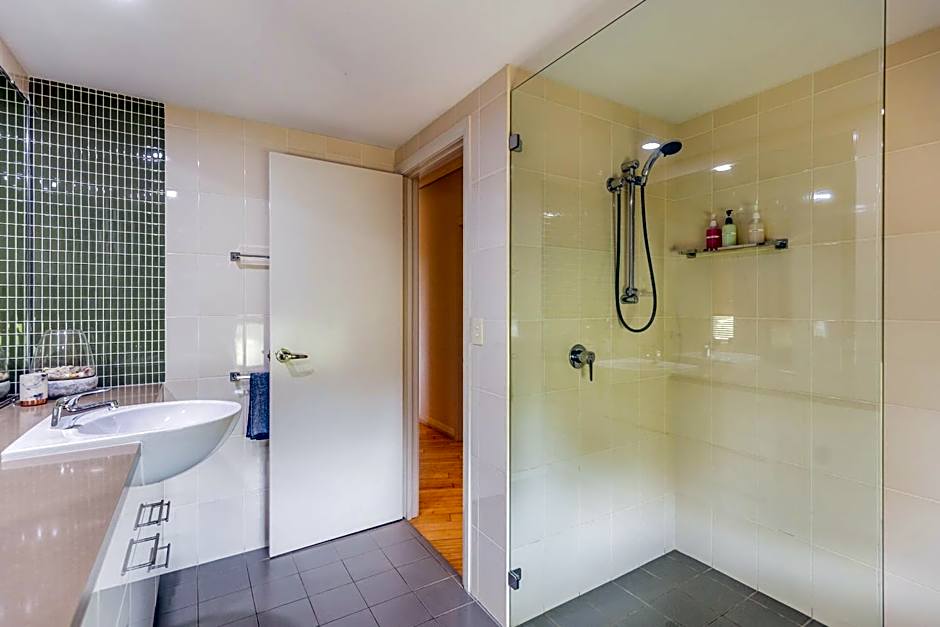 Loka Santi Penthouse 14 - Luxury Beachfront Escape with Sea View, Heated Pool, Steps from Main Beach